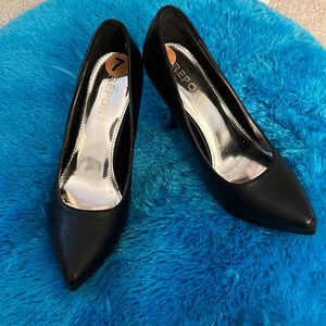 Report size 7 - black leather 3 inch heels
